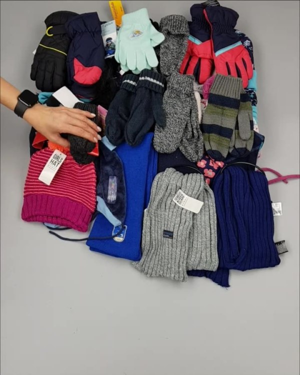 Фотография  844 - Шапки, шарфы, перчатки детские СТОК#3 кг, ЛОТ №2452 оптом в Иркутске и Иркутской области