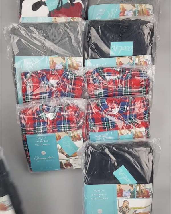 Фотография  666 - Халаты, комбинезоны (семейный) СТОК CAN#10 кг, ЛОТ №4452 оптом в Иркутске и Иркутской области