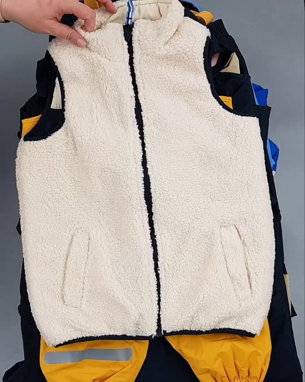 Фотография  653 - Верхняя одежда TCM kids 074#7 кг, ЛОТ №6681 оптом в Иркутске и Иркутской области